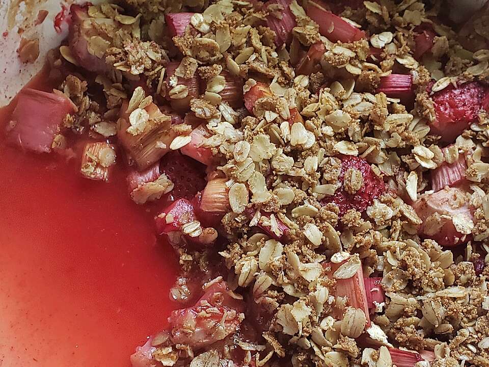 Low Sugar Strawberry Rhubarb Crisp